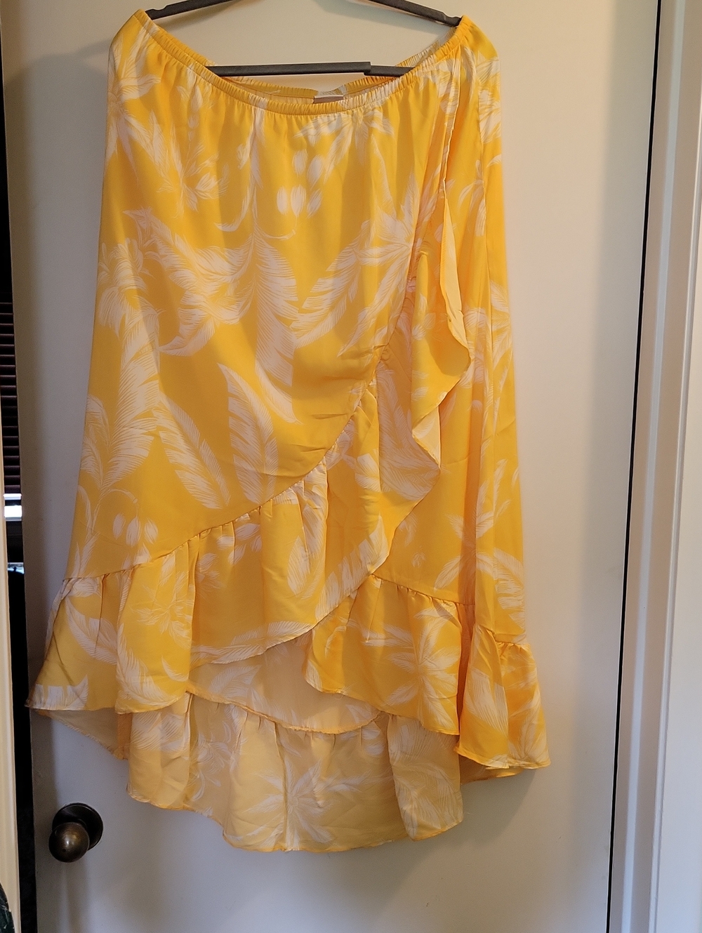 a new day Yellow & White Tropical Ruffle High-Low Skirt. Worn 1 time.